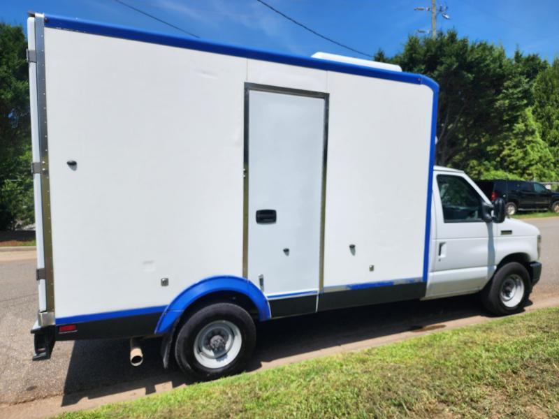 Ford Econoline E-350 Super Duty 2023