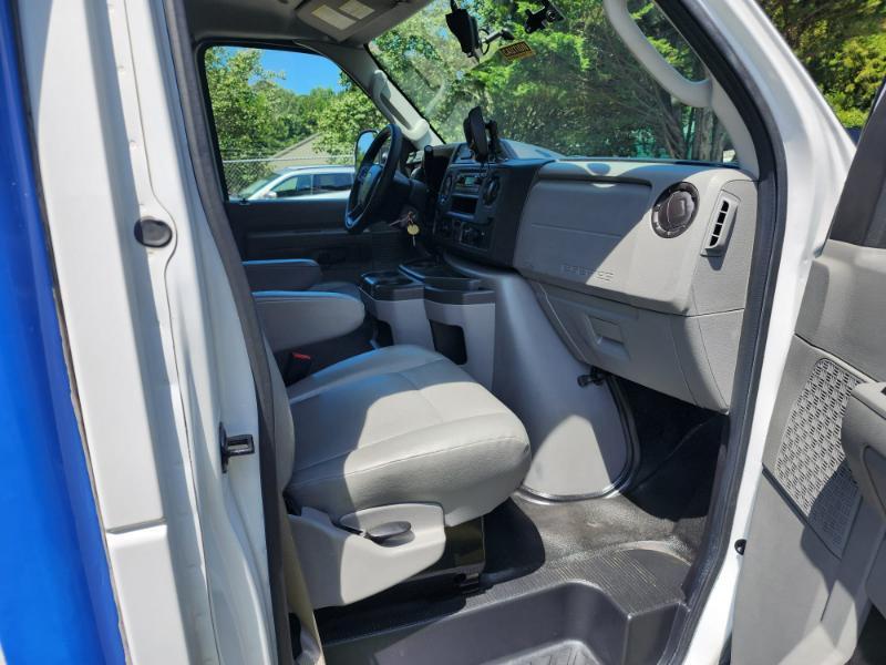 Ford Econoline E-350 Super Duty 2023