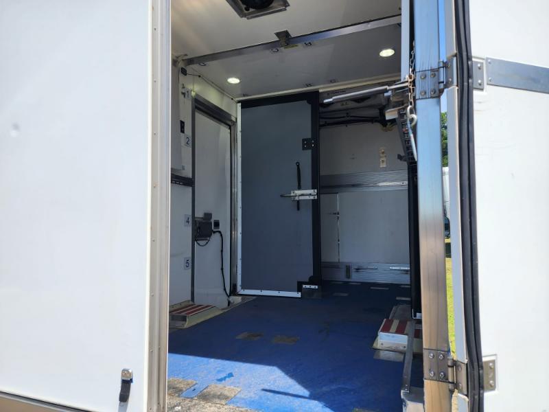 Ford Econoline E-350 Super Duty 2023