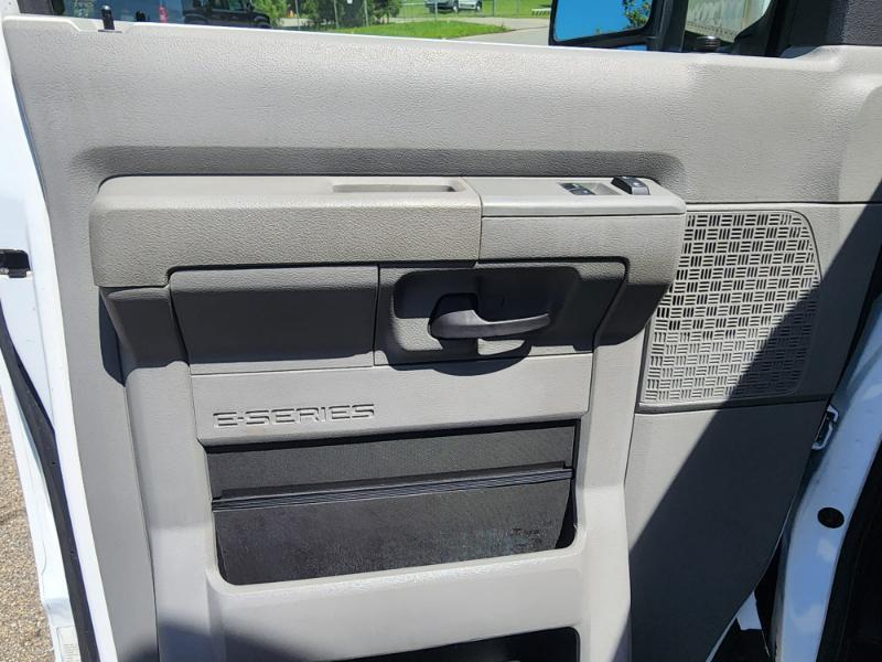 Ford Econoline E-350 Super Duty 2023