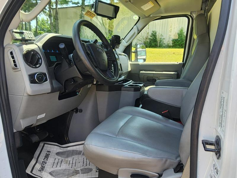 Ford Econoline E-350 Super Duty 2023