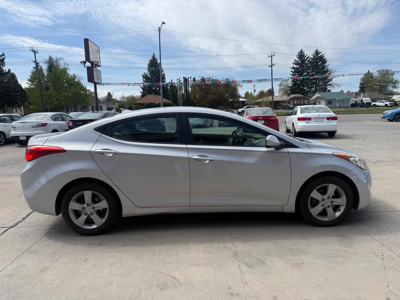 Hyundai Elantra  2012
