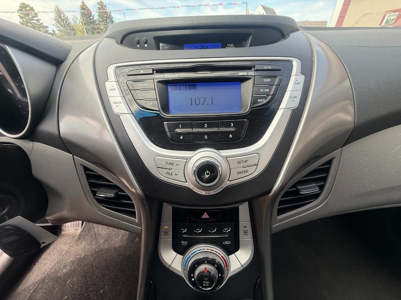Hyundai Elantra  2012