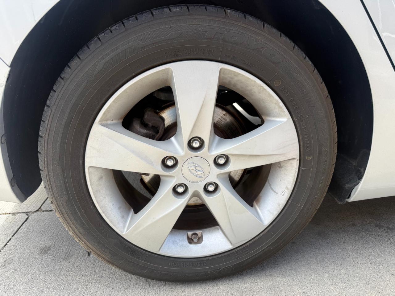Hyundai Elantra  2012