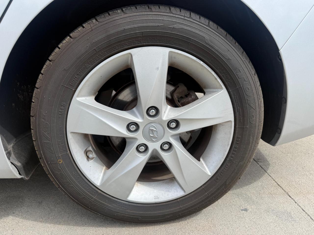 Hyundai Elantra  2012