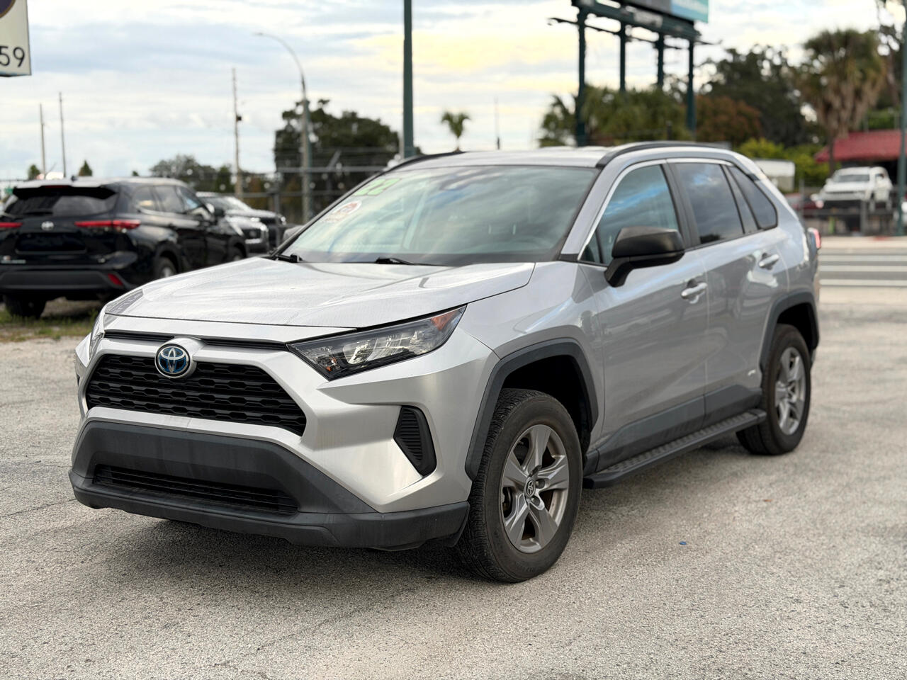 2022 Toyota RAV4 LE's photo