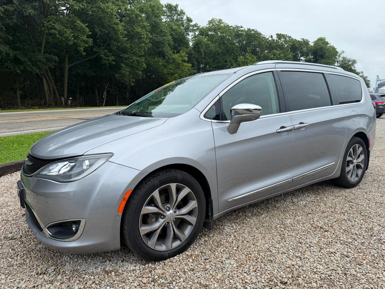 2018 Chrysler Pacifica Limited's photo