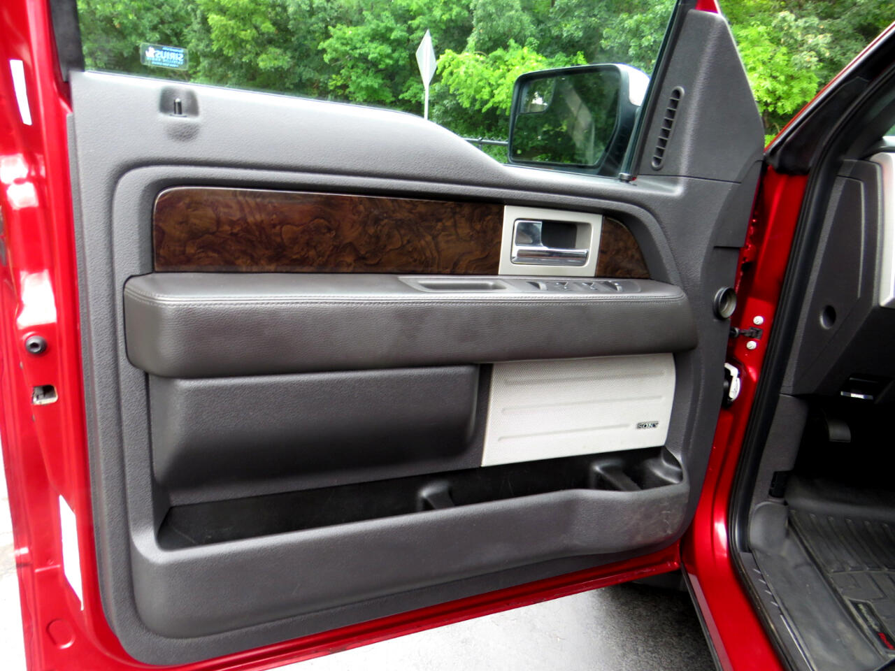 2013 Ford F-150 Platinum photo 10