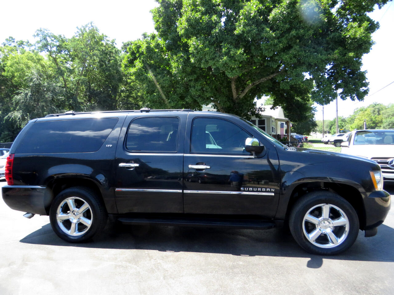2012 Chevrolet Suburban 1500 LTZ photo 3