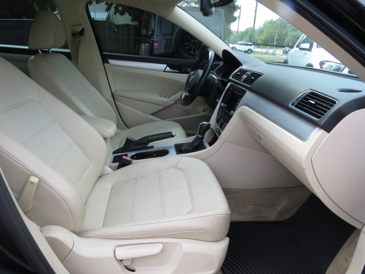 2013 Volkswagen Passat SE photo 16