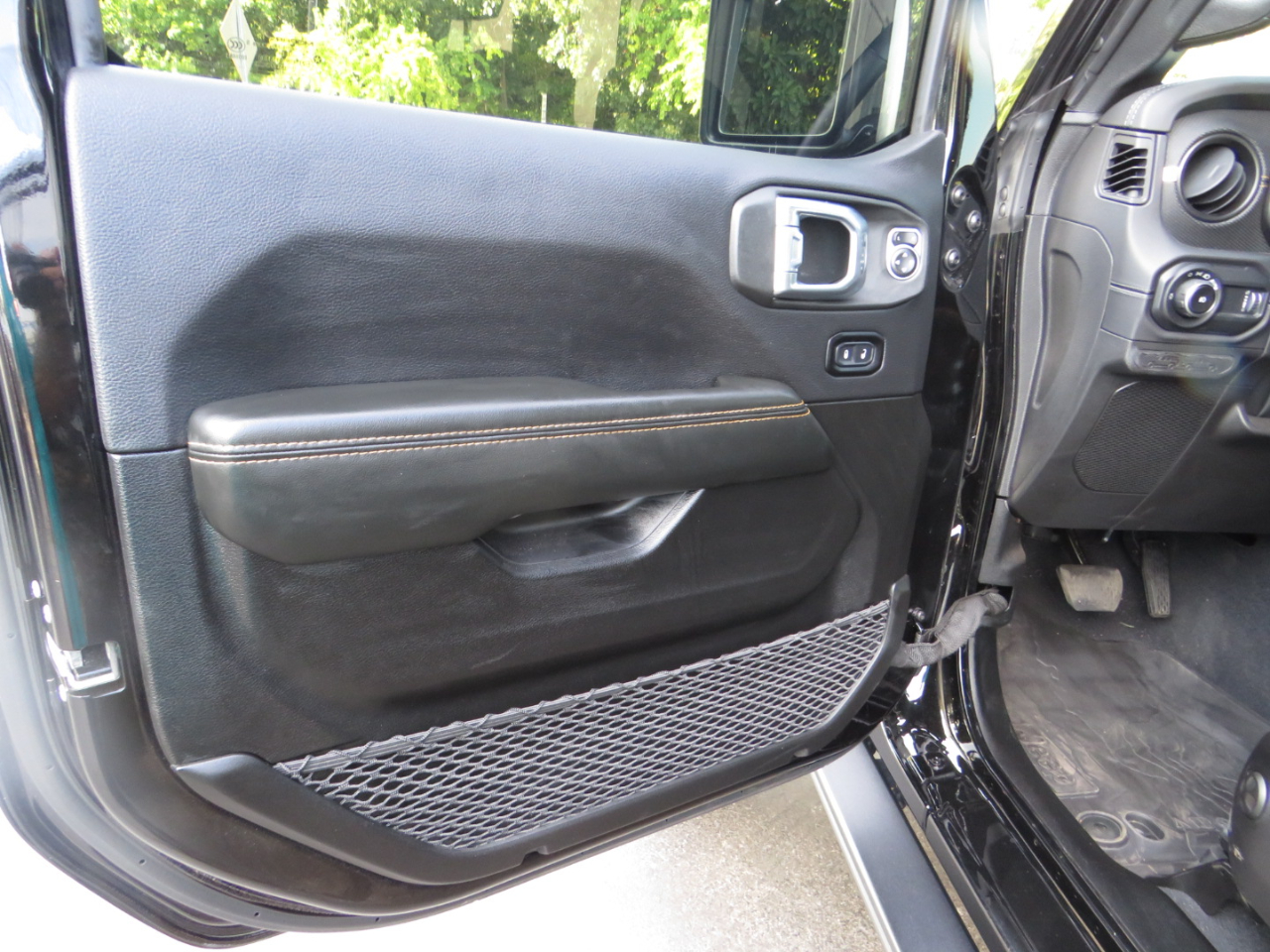 2024 Jeep Wrangler Rubicon 392 photo 9