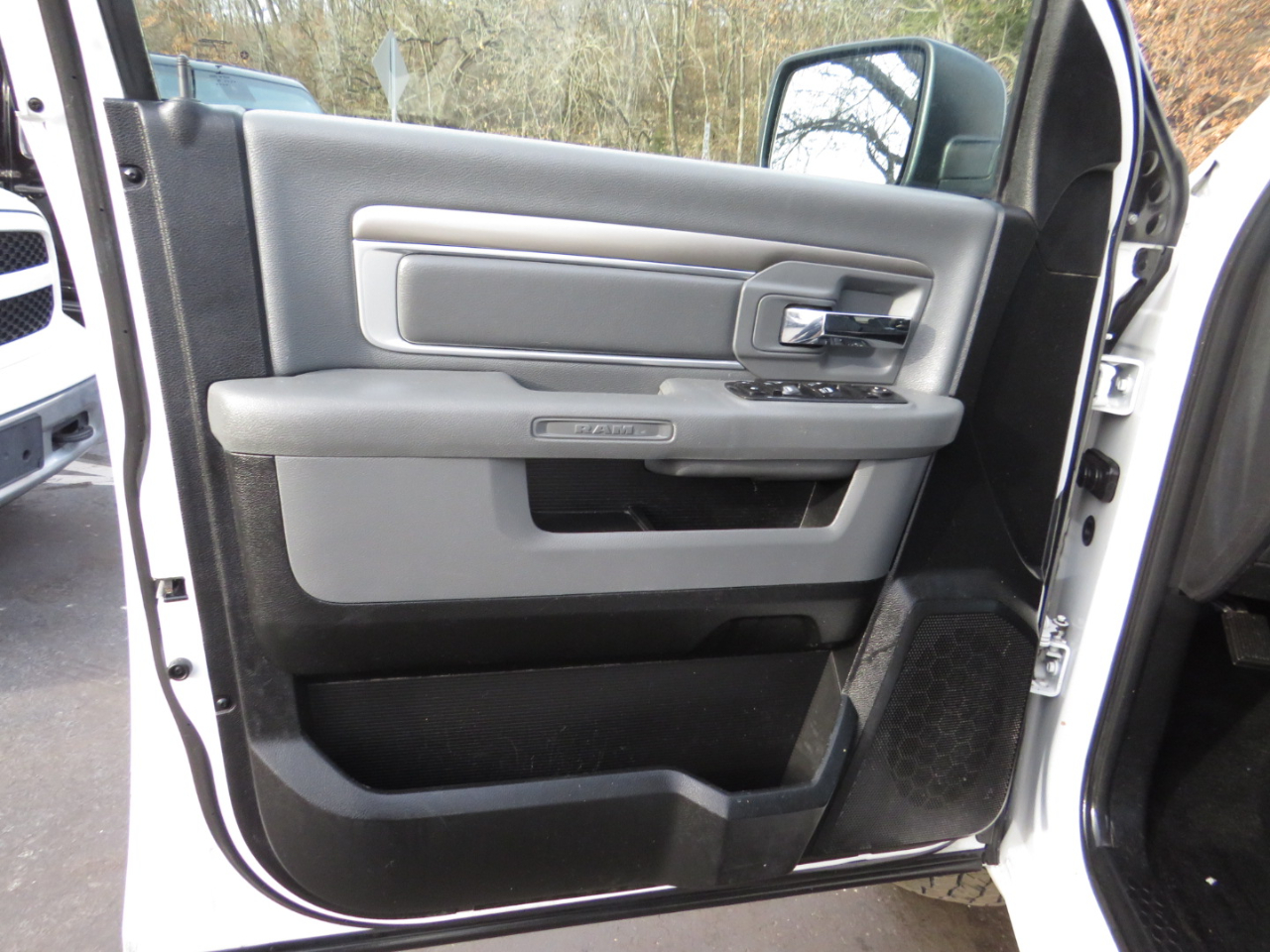 RAM 1500 4WD Crew Cab 140.5" Outdoorsman 2016