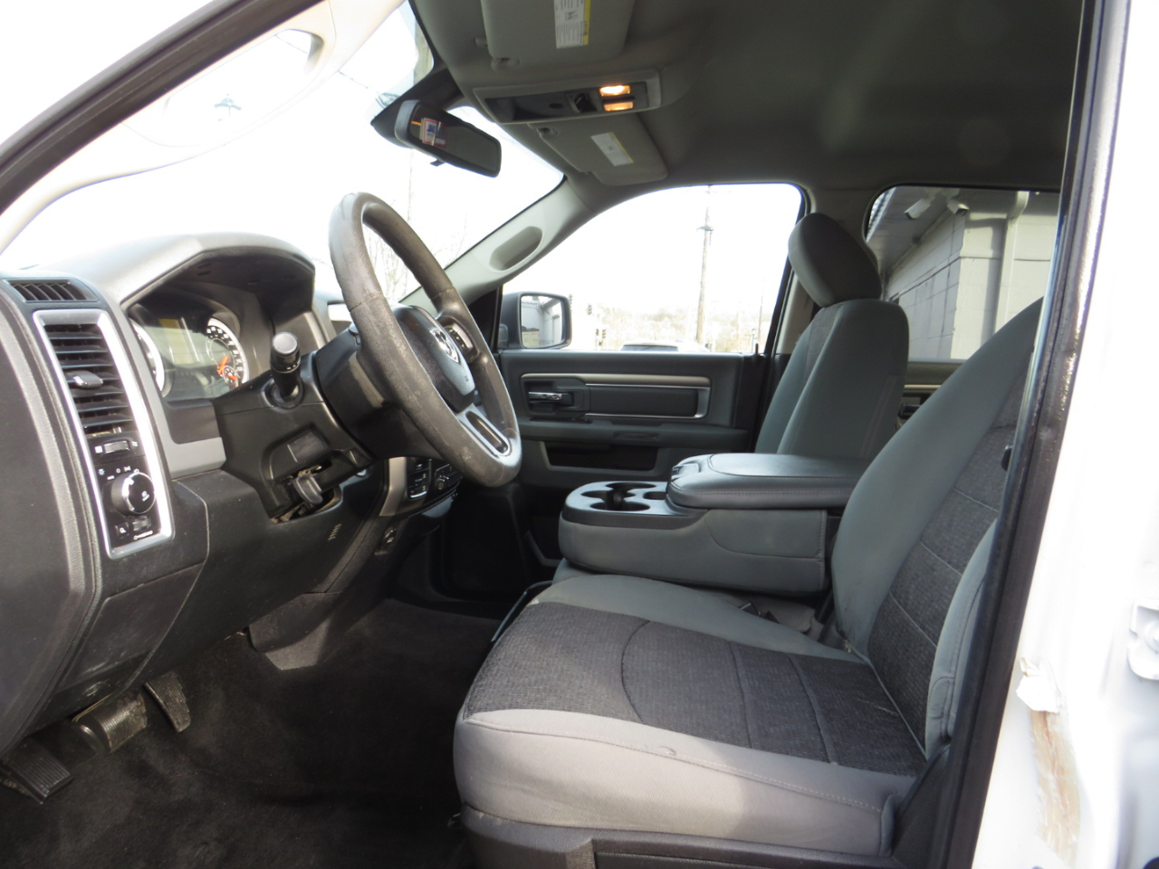 RAM 1500 4WD Crew Cab 140.5" Outdoorsman 2016