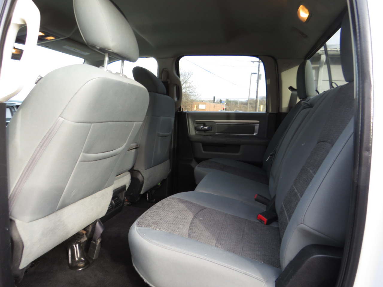 RAM 1500 4WD Crew Cab 140.5" Outdoorsman 2016