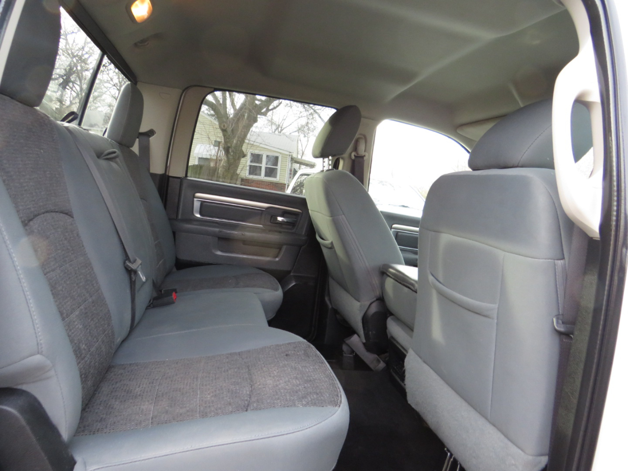 RAM 1500 4WD Crew Cab 140.5" Outdoorsman 2016