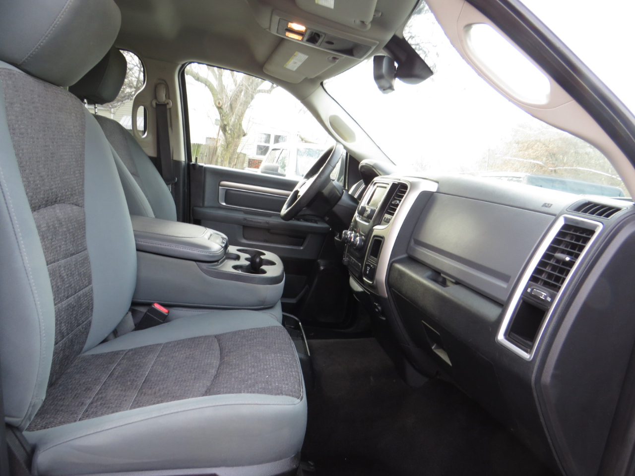 RAM 1500 4WD Crew Cab 140.5" Outdoorsman 2016