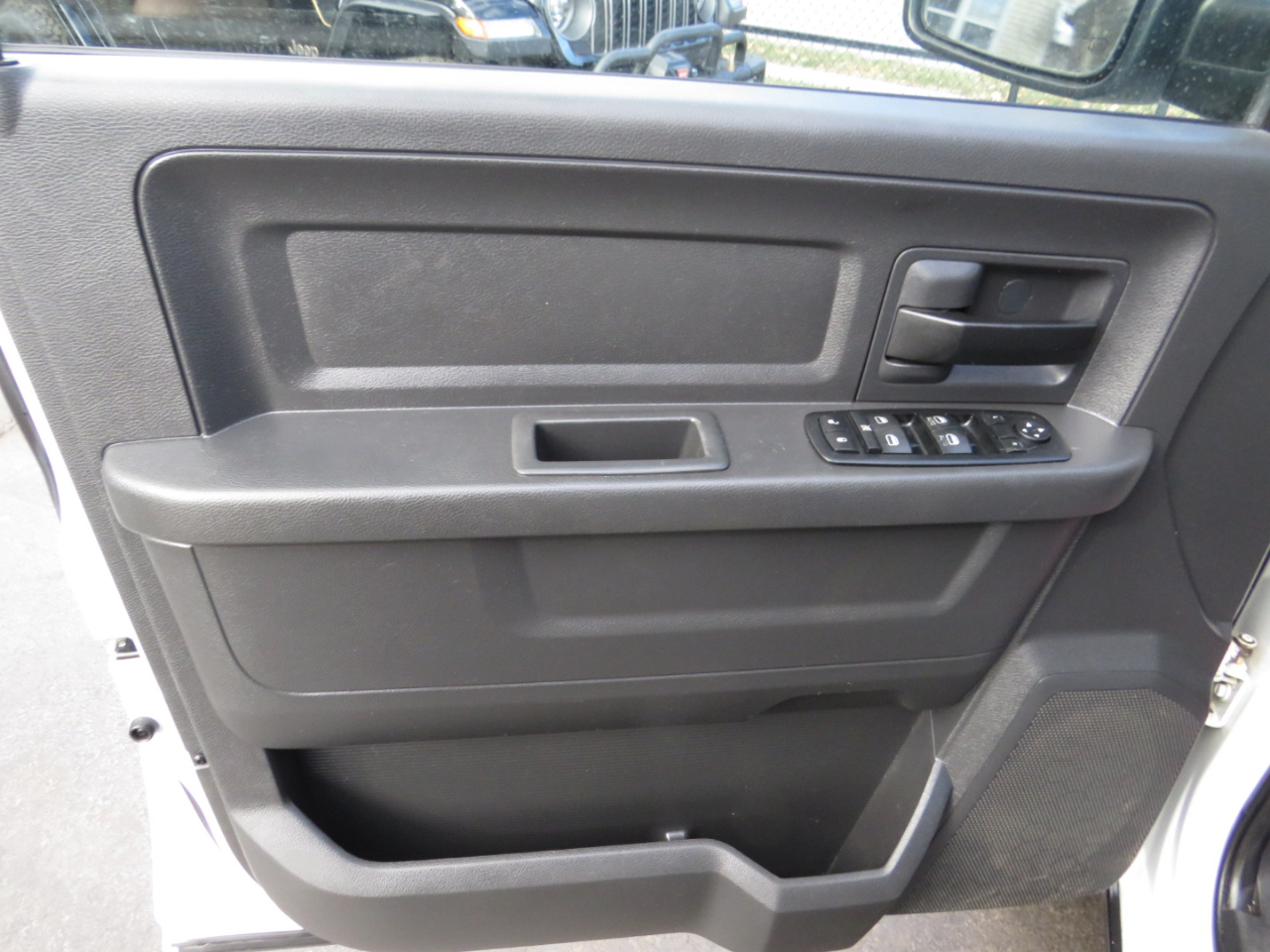 RAM 1500 4WD Crew Cab 140.5" Express 2012