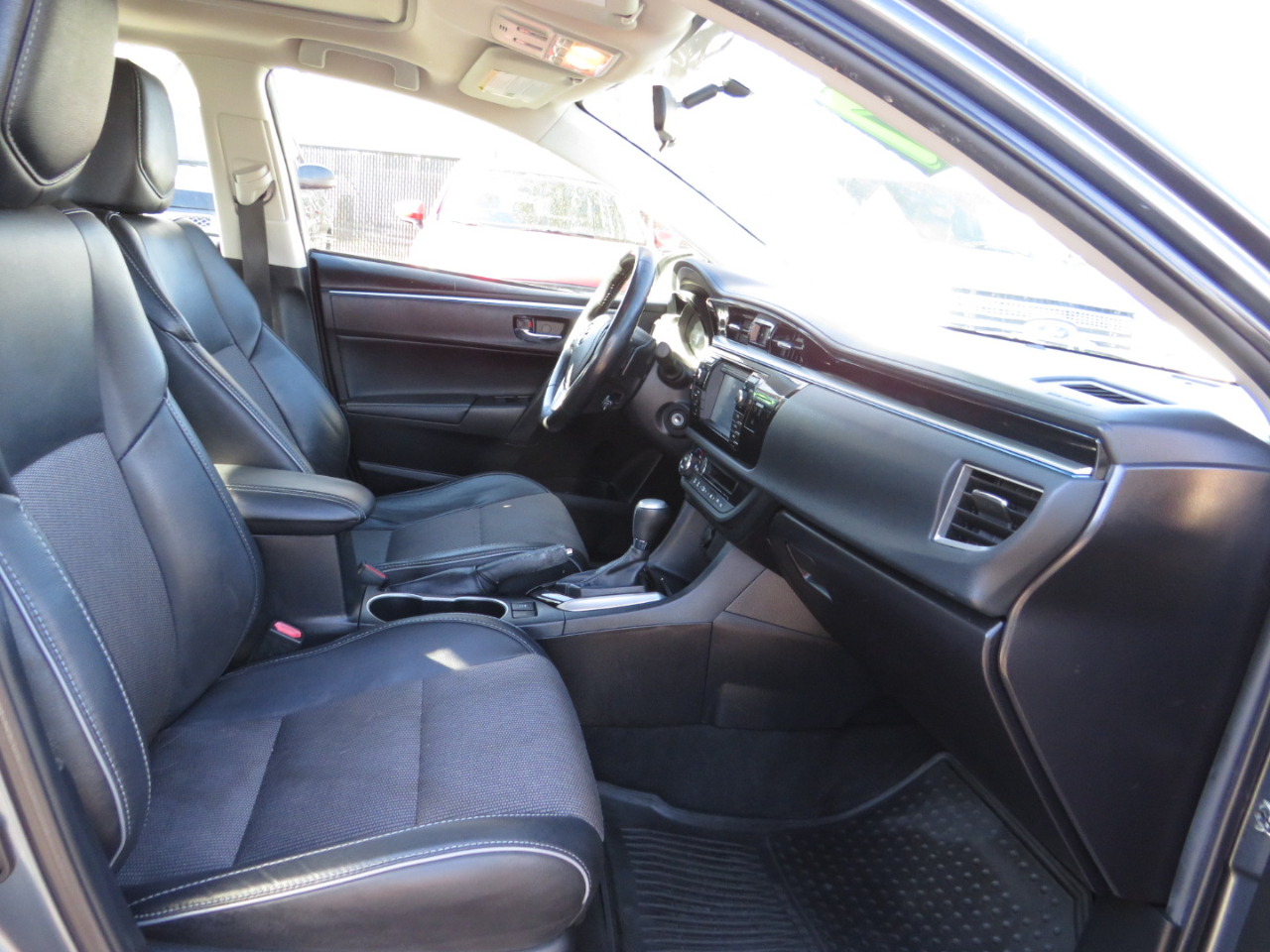 Toyota Corolla 4dr Sdn CVT LE Premium (Natl) 2015