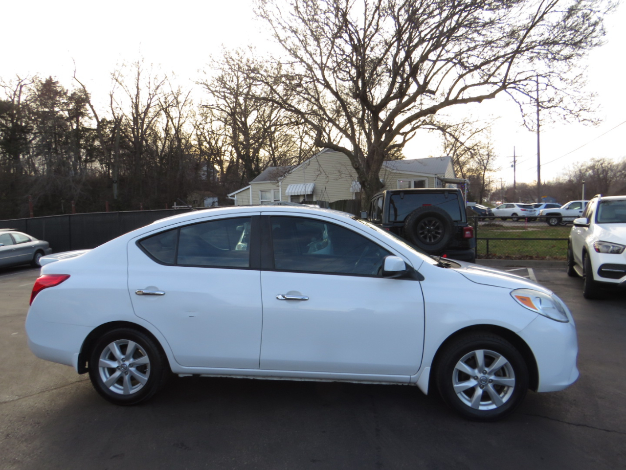 Nissan Versa 4dr Sdn CVT 1.6 SL 2013