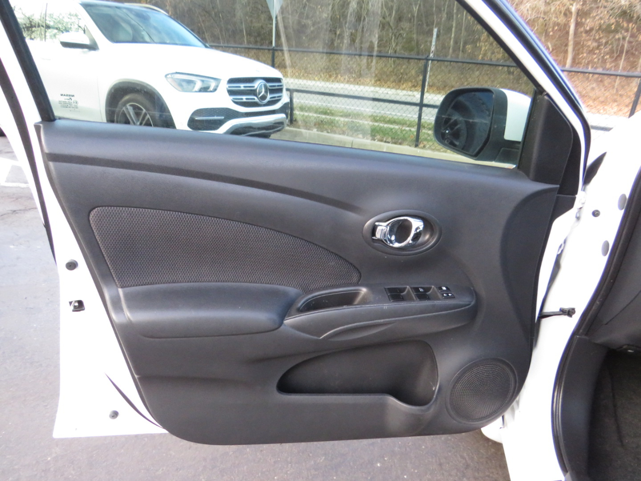 Nissan Versa 4dr Sdn CVT 1.6 SL 2013