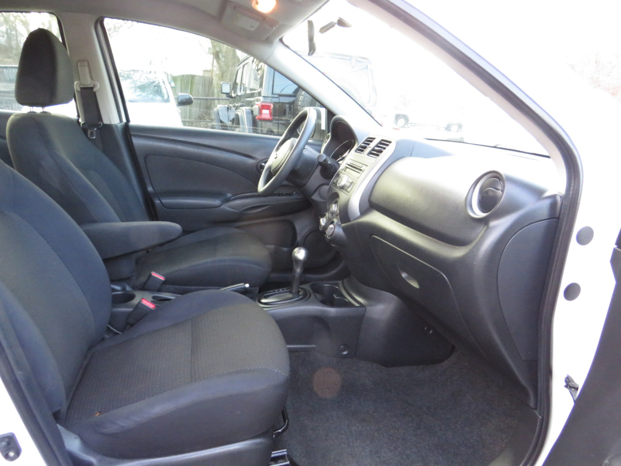 Nissan Versa 4dr Sdn CVT 1.6 SL 2013