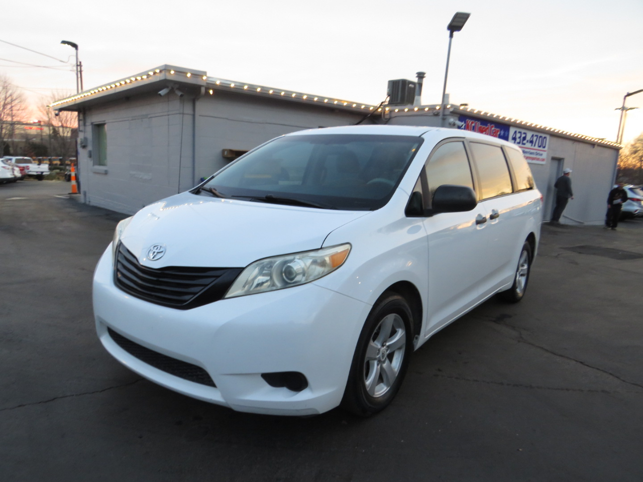 Toyota Sienna 5dr 7-Pass Van I4 FWD (Natl) 2012