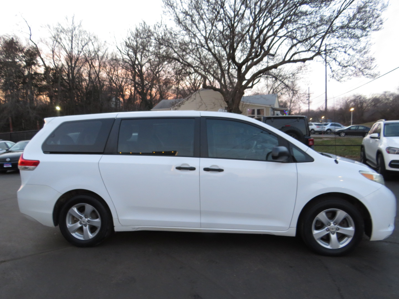 Toyota Sienna 5dr 7-Pass Van I4 FWD (Natl) 2012