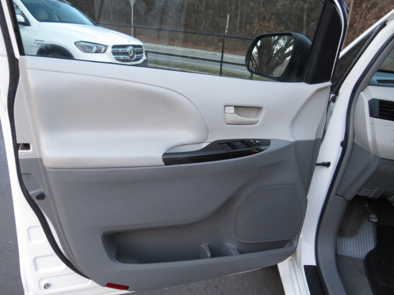 Toyota Sienna 5dr 7-Pass Van I4 FWD (Natl) 2012