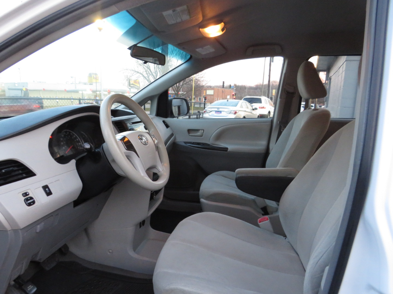 Toyota Sienna 5dr 7-Pass Van I4 FWD (Natl) 2012