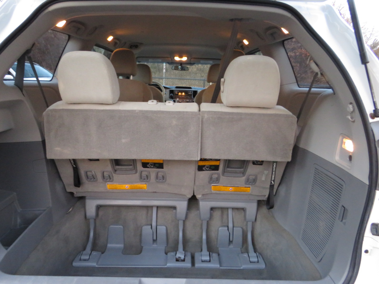 Toyota Sienna 5dr 7-Pass Van I4 FWD (Natl) 2012