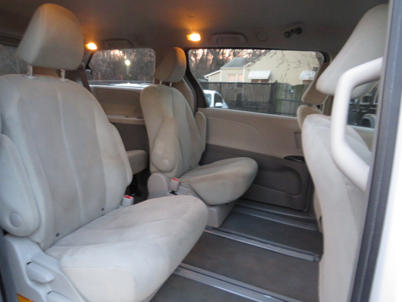 Toyota Sienna 5dr 7-Pass Van I4 FWD (Natl) 2012