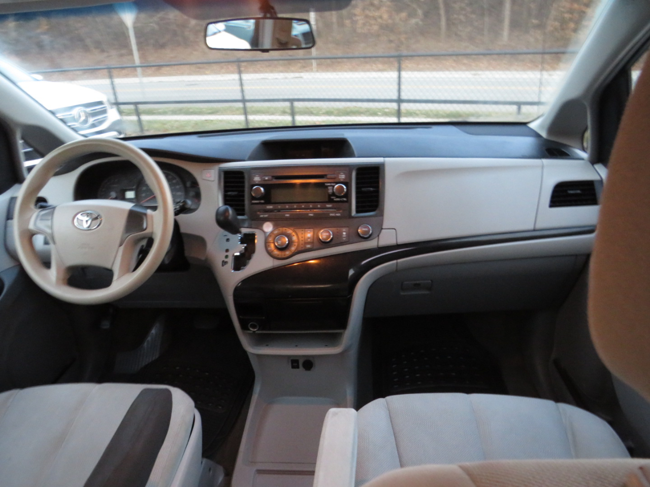 Toyota Sienna 5dr 7-Pass Van I4 FWD (Natl) 2012