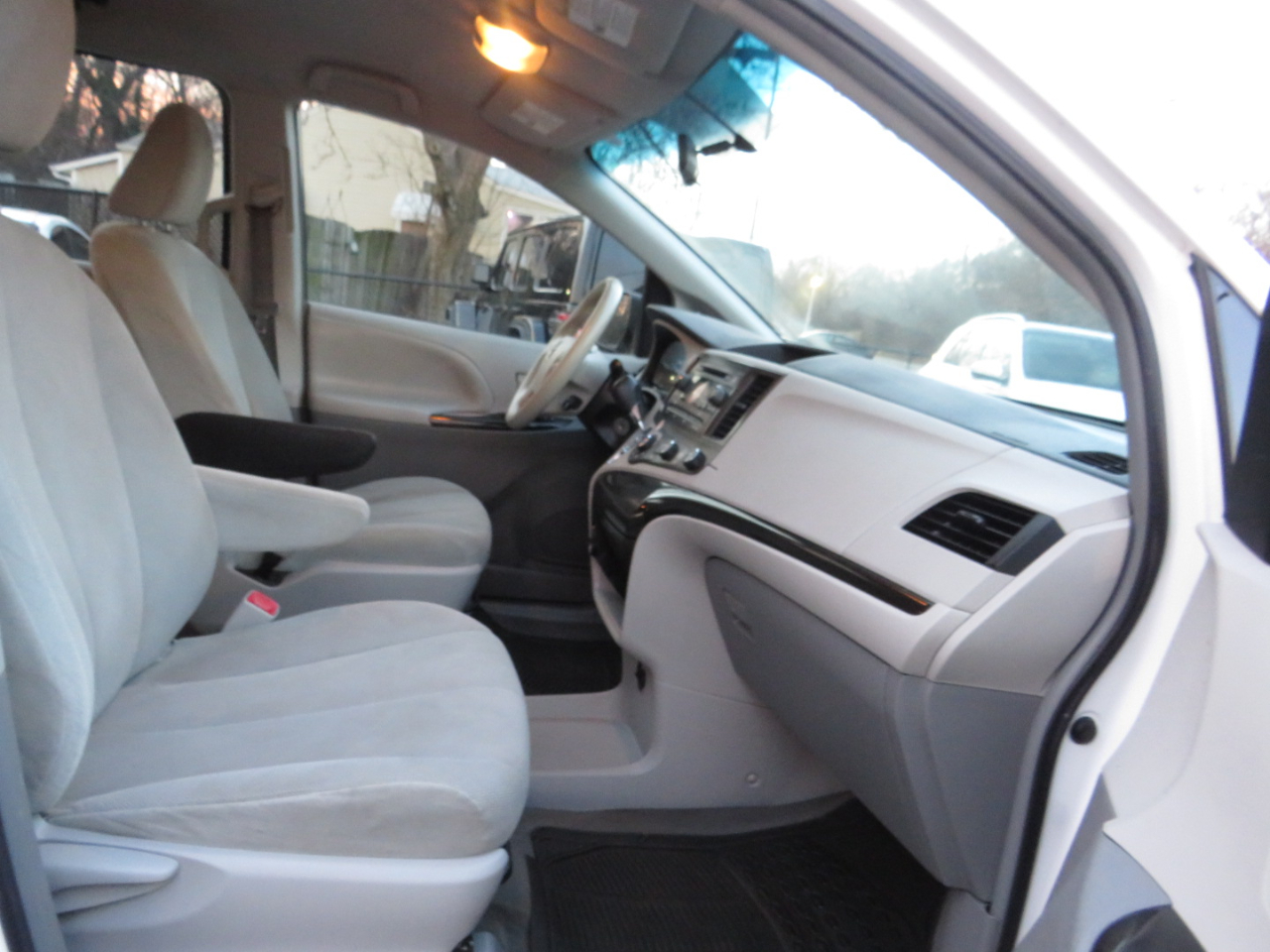 Toyota Sienna 5dr 7-Pass Van I4 FWD (Natl) 2012