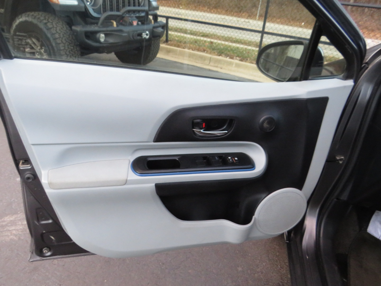 Toyota Prius c 5dr HB Three (Natl) 2013