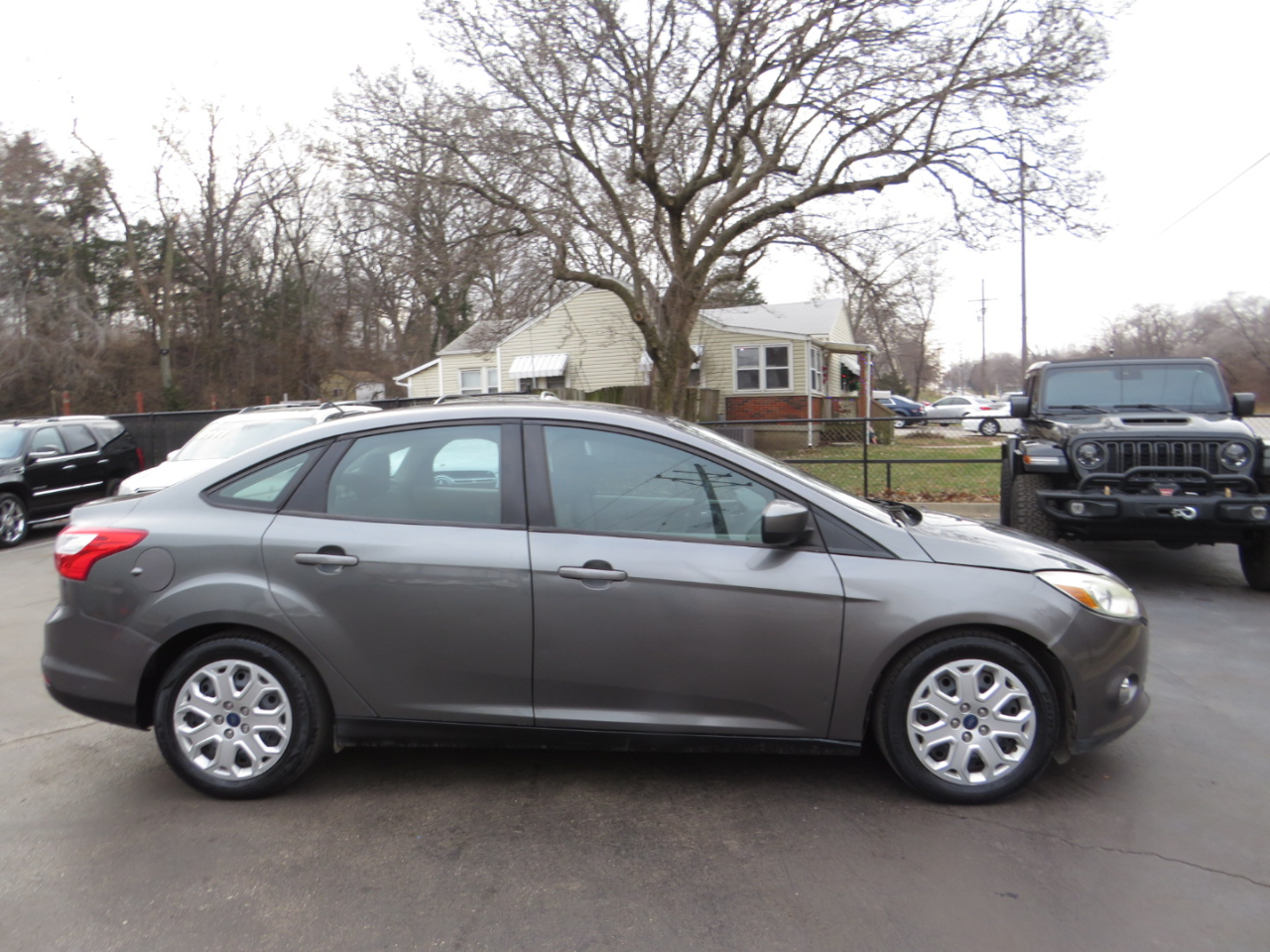 Ford Focus 4dr Sdn SE 2012