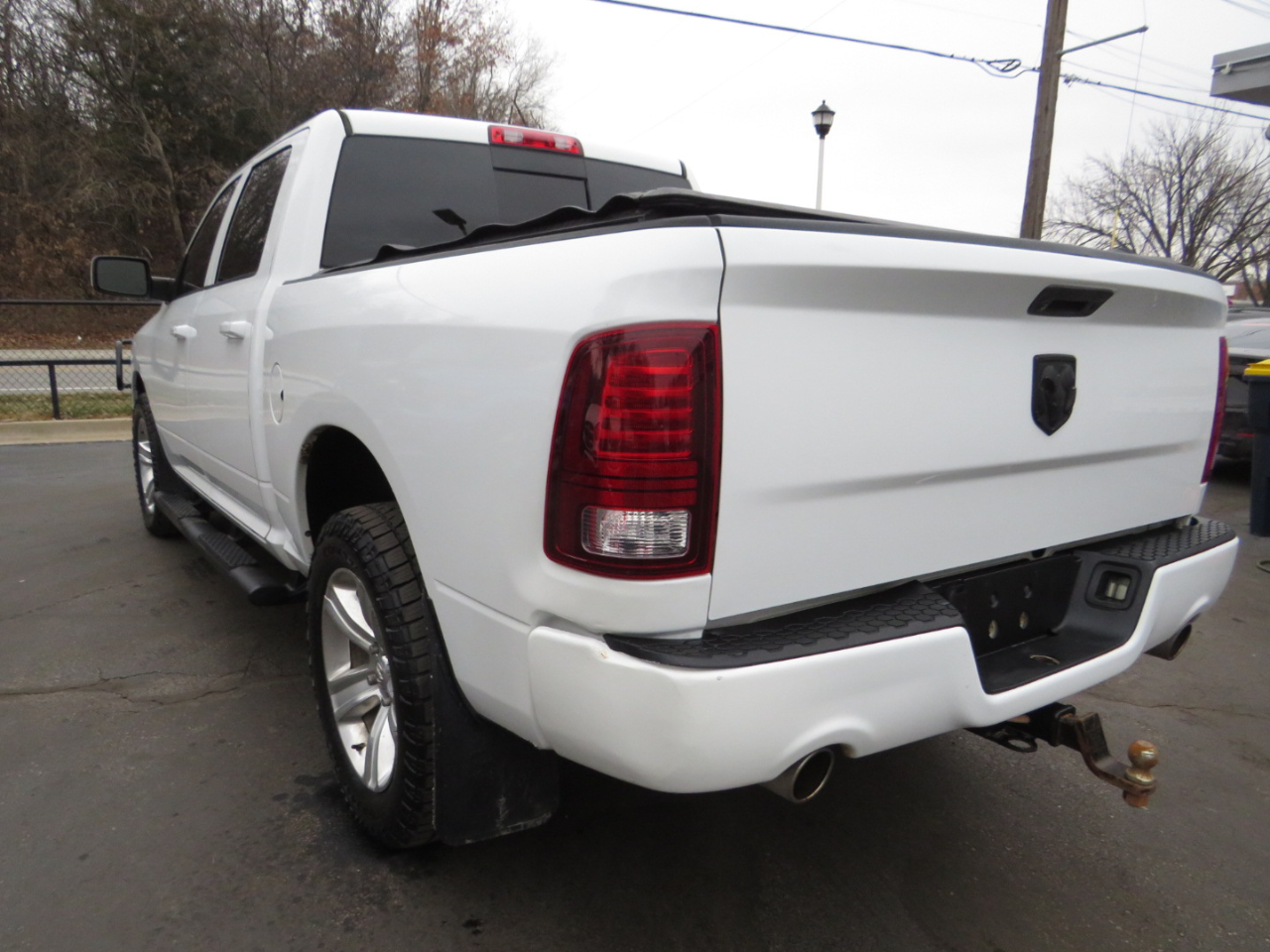 RAM 1500 4WD Crew Cab 140.5" Sport 2016