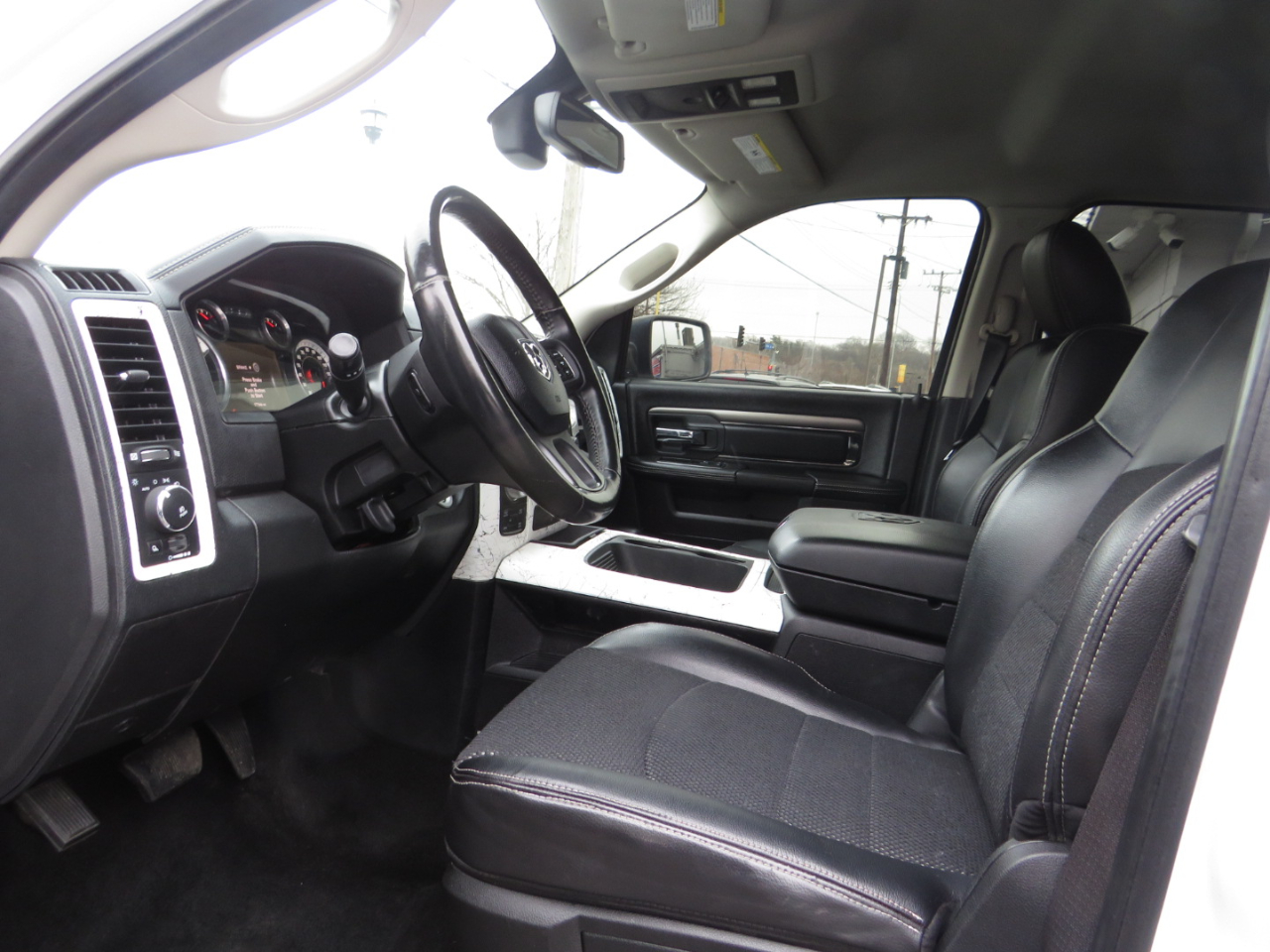 RAM 1500 4WD Crew Cab 140.5" Sport 2016