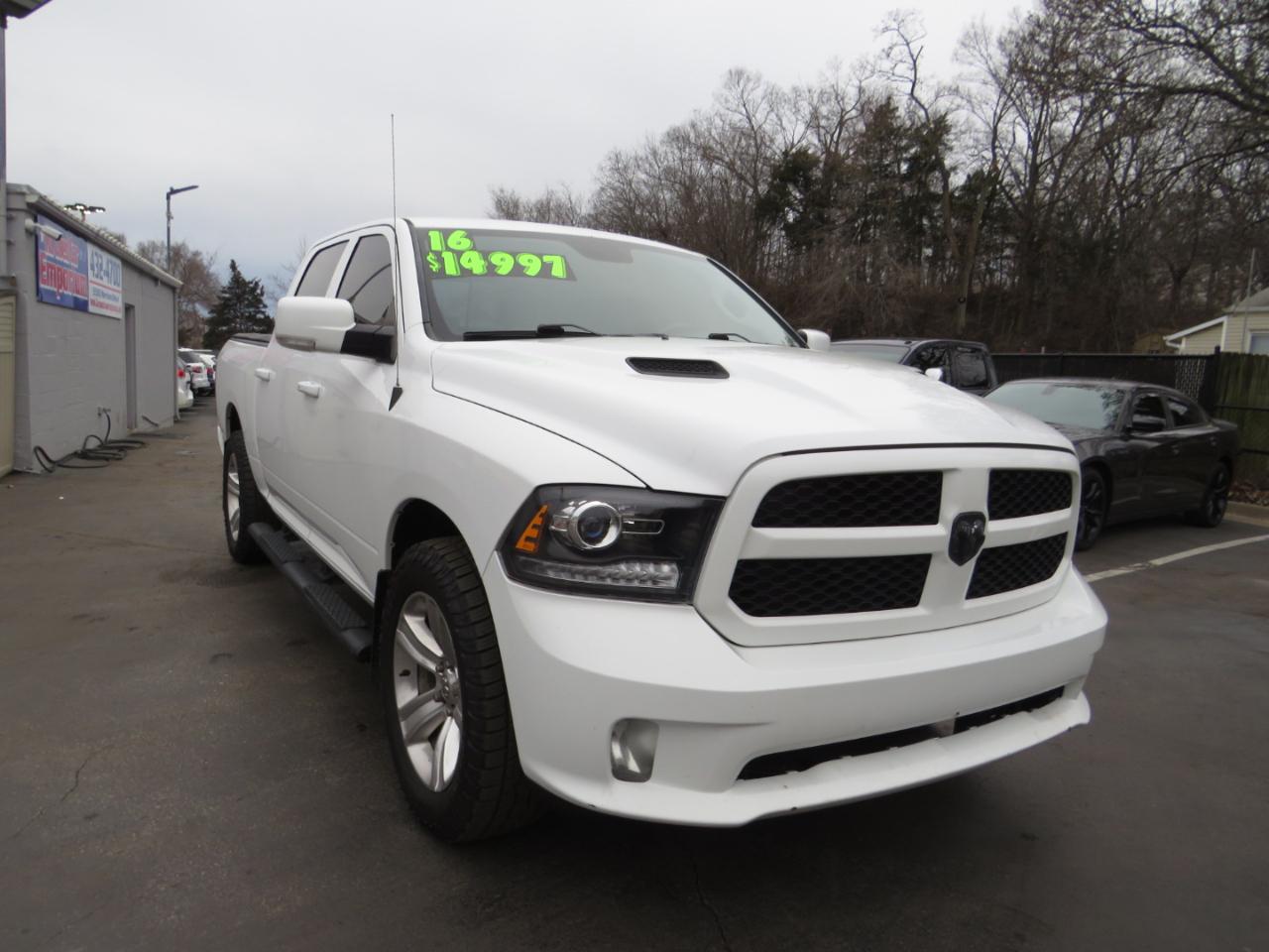 RAM 1500 4WD Crew Cab 140.5" Sport 2016