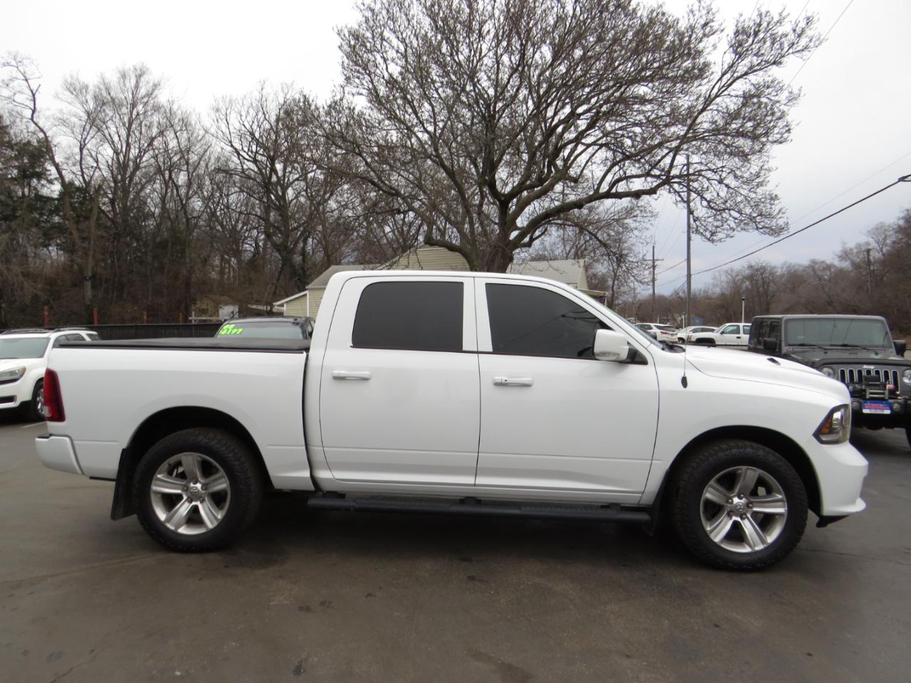 RAM 1500 4WD Crew Cab 140.5" Sport 2016