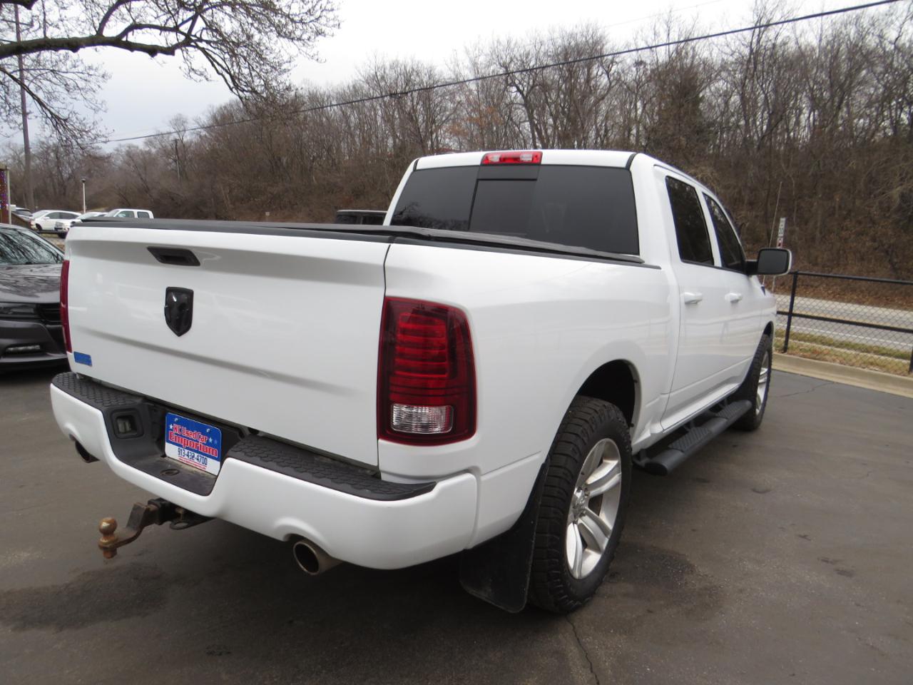 RAM 1500 4WD Crew Cab 140.5" Sport 2016