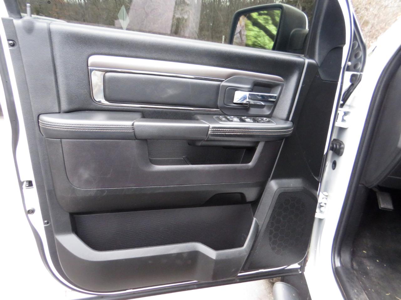 RAM 1500 4WD Crew Cab 140.5" Sport 2016