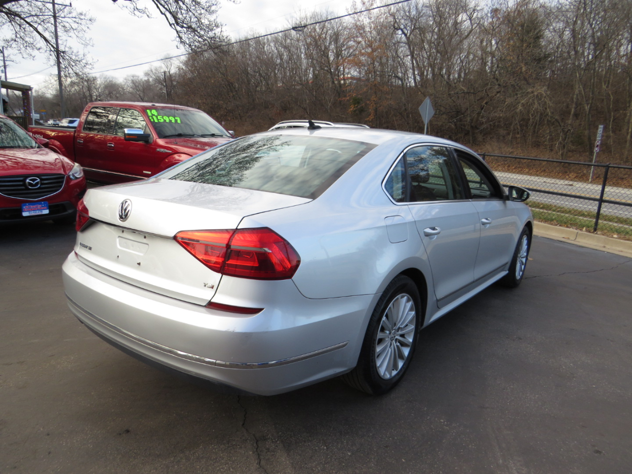 Volkswagen Passat 4dr Sdn 1.8T Auto SE PZEV 2016