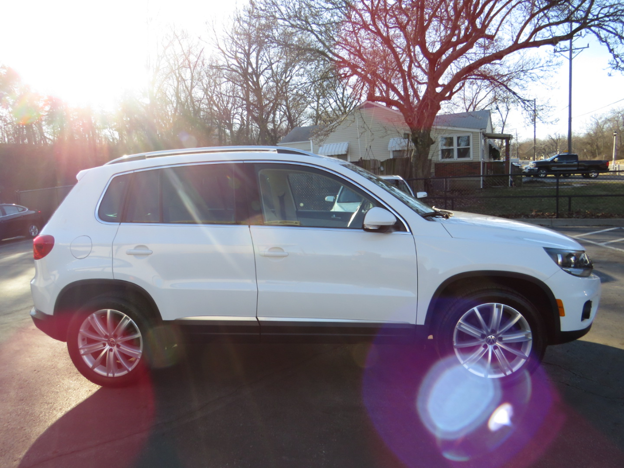Volkswagen Tiguan 2WD 4dr Auto SE w/Sunroof & Nav 2012
