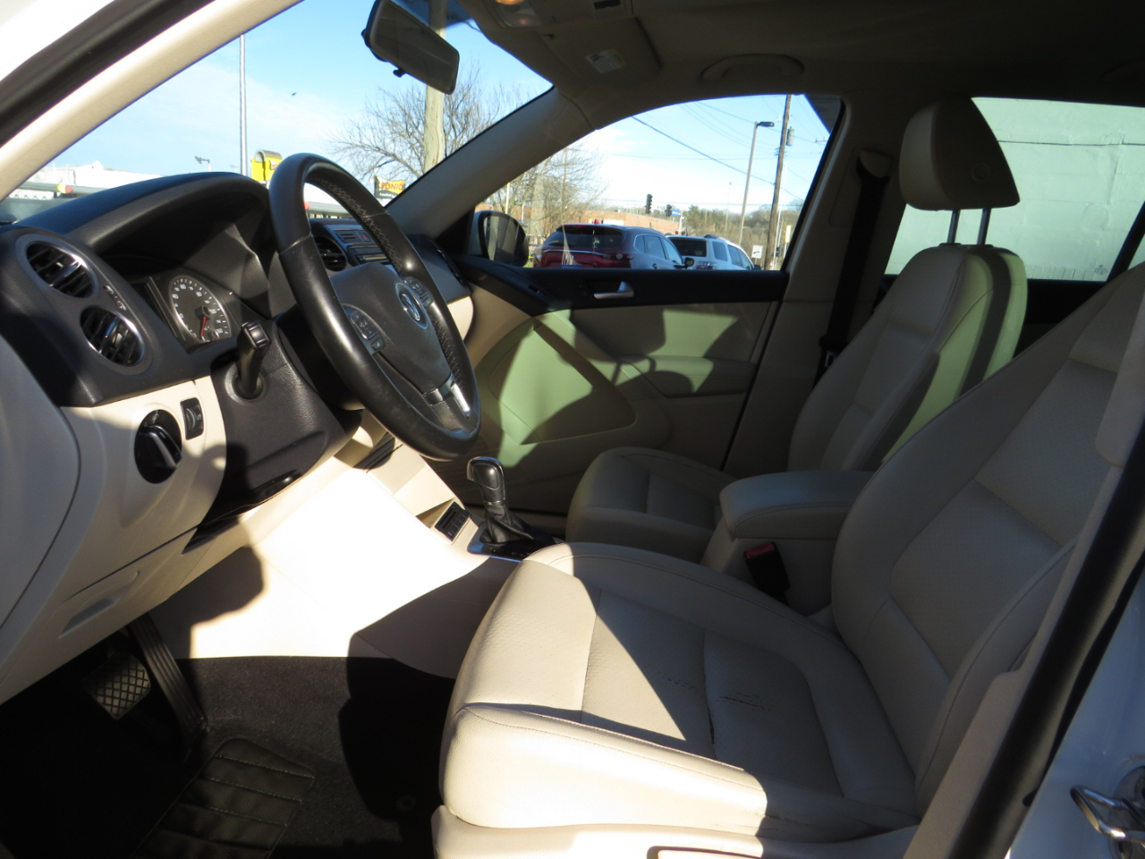 Volkswagen Tiguan 2WD 4dr Auto SE w/Sunroof & Nav 2012