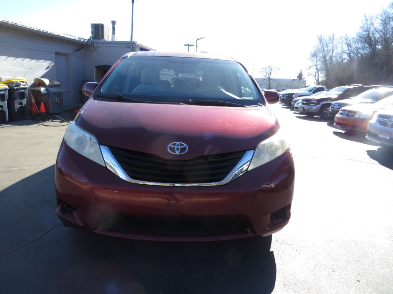 Toyota Sienna 5dr 7-Pass Van V6 LE FWD (Natl) 2011