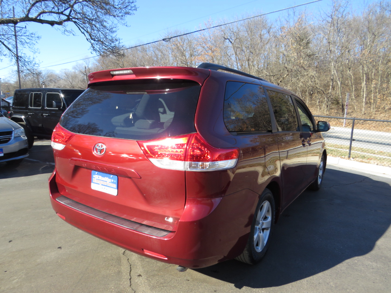 Toyota Sienna 5dr 7-Pass Van V6 LE FWD (Natl) 2011