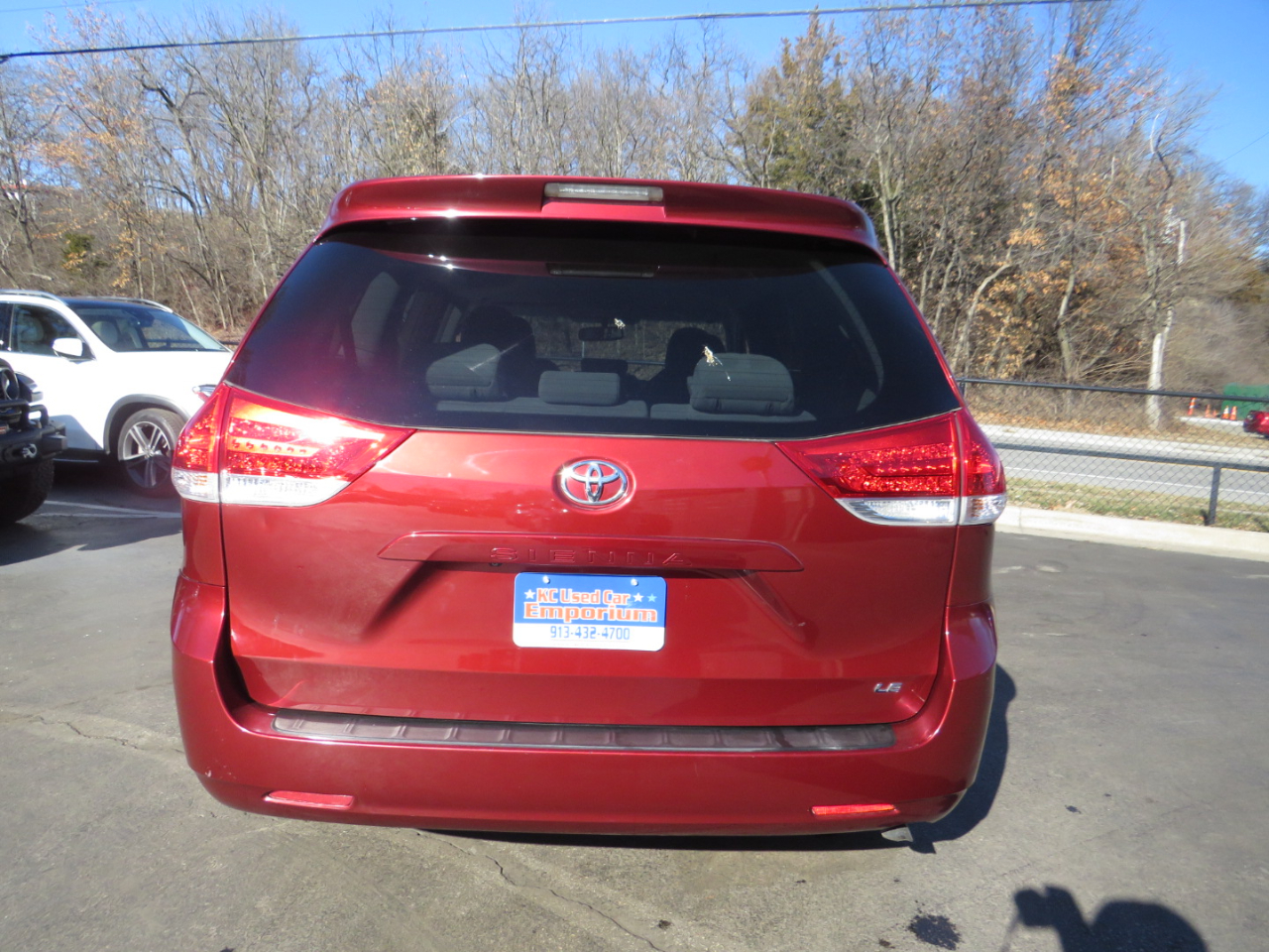 Toyota Sienna 5dr 7-Pass Van V6 LE FWD (Natl) 2011