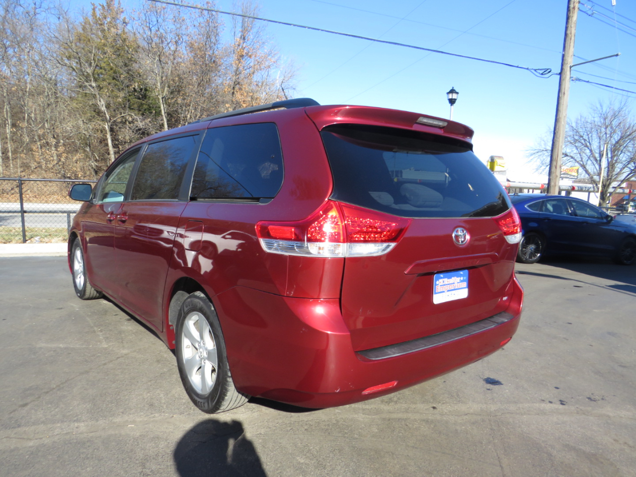 Toyota Sienna 5dr 7-Pass Van V6 LE FWD (Natl) 2011