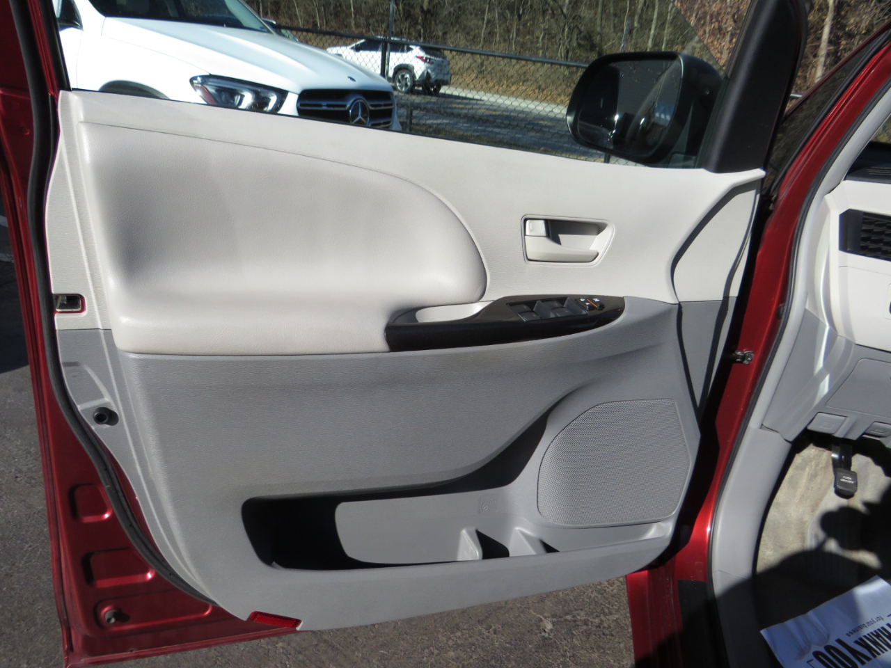 Toyota Sienna 5dr 7-Pass Van V6 LE FWD (Natl) 2011