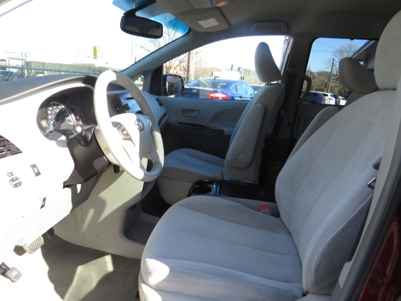 Toyota Sienna 5dr 7-Pass Van V6 LE FWD (Natl) 2011